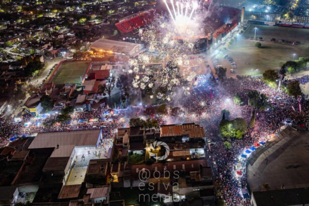Multitudinario festejo de los hinchas de Colón en las inmediaciones del estadio Brigadier López durante el aniversario número 121 de la institución. Foto: @obsesivamente