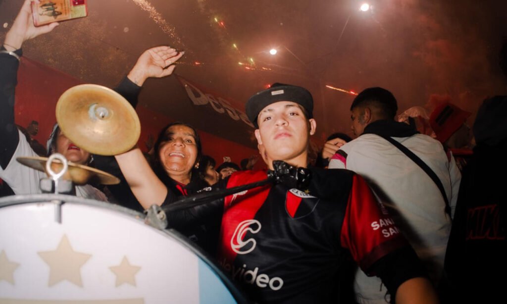 Un hincha de Colón celebra con emoción el 121° aniversario del club durante los festejos realizados frente al Brigadier López.
