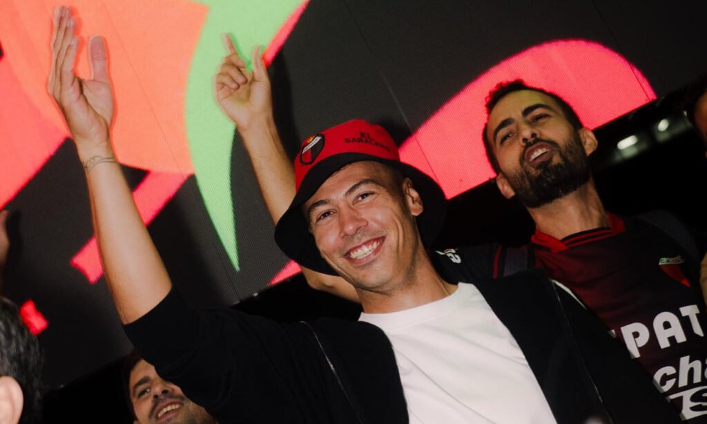 Federico Lértora participó de los festejos por los 121 años de Colón y recibió el cariño de los hinchas rojinegros.