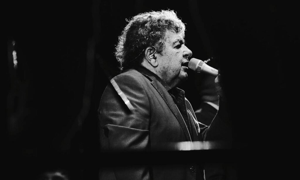 Cacho Deicas brindó un emotivo show en el aniversario de Colón y emocionó a miles de sabaleros con los clásicos de Los Palmeras.