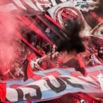 Hinchas de Colón en la tribuna sur del estadio Brigadier López durante un partido de la Primera Nacional. Foto de archivo.