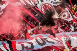 Hinchas de Colón en la tribuna sur del estadio Brigadier López durante un partido de la Primera Nacional. Foto de archivo.