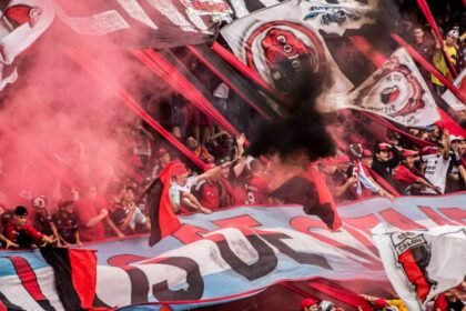 Hinchas de Colón en la tribuna sur del estadio Brigadier López durante un partido de la Primera Nacional. Foto de archivo.