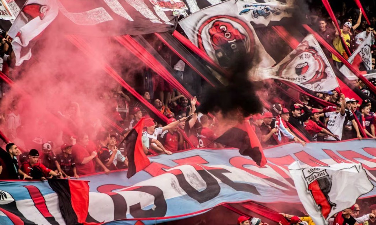 Hinchas de Colón en la tribuna sur del estadio Brigadier López durante un partido de la Primera Nacional. Foto de archivo.
