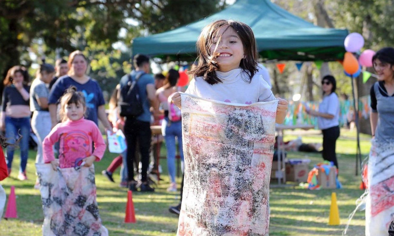 Niñas, niños y familias participando de actividades recreativas y deportivas en la Costanera Oeste de Santa Fe. Foto de archivo (AL).