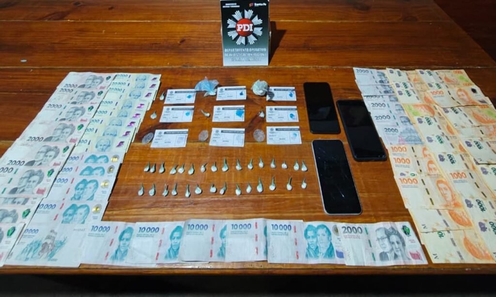 Material secuestrado por la Policía de Investigaciones durante los allanamientos realizados en la ciudad de San Justo en una causa por microtráfico de estupefacientes. Foto: PDI.
