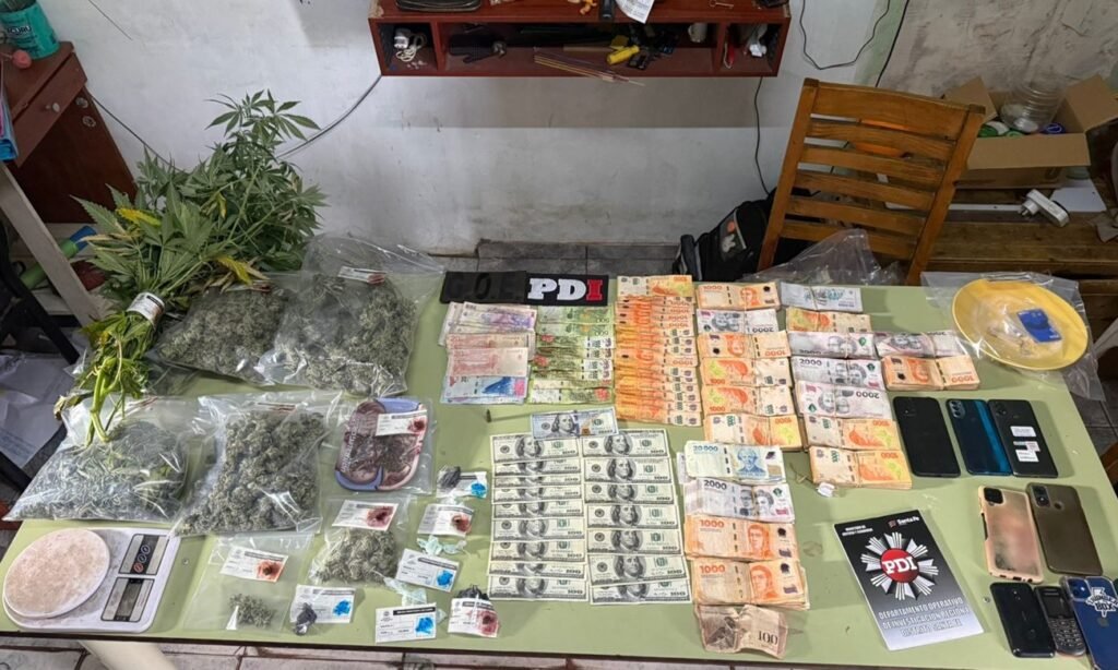 Cocaína, marihuana, dinero en efectivo, teléfonos celulares y otros elementos secuestrados durante el operativo policial.