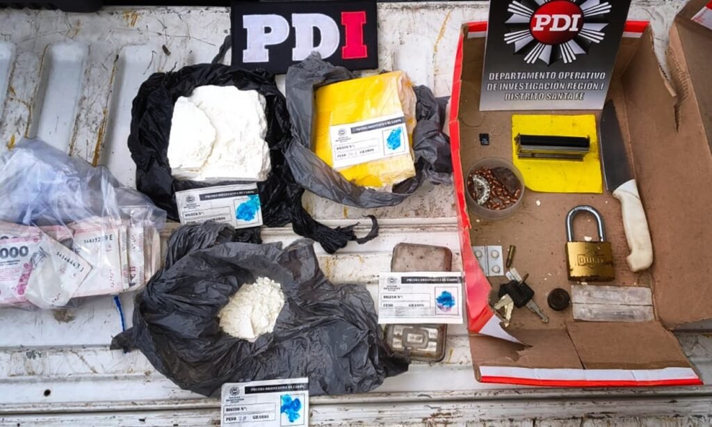 Parte de los elementos incautados por la PDI en el allanamiento realizado en barrio Villa Hipódromo.