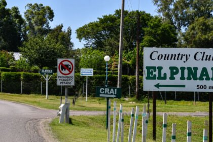 Acceso al barrio privado El Pinar, ubicado sobre la colectora de la autopista Santa Fe-Rosario, en la zona de countries de Santo Tomé. Foto: archivo.
