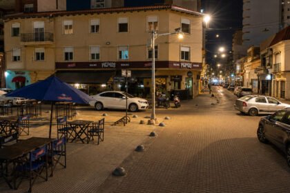 Vista de la intersección de General López y San Martín, en pleno casco histórico de la ciudad de Santa Fe. La esquina es una de las zonas con mayor circulación vehicular y peatonal del barrio Sur. Foto de archivo.