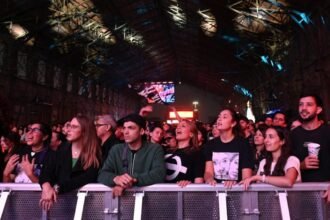Público multitudinario disfrutando de shows en vivo durante el Festival Tribus en Santa Fe, uno de los eventos musicales más convocantes de la ciudad (foto de archivo).