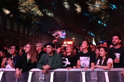 Público multitudinario disfrutando de shows en vivo durante el Festival Tribus en Santa Fe, uno de los eventos musicales más convocantes de la ciudad (foto de archivo).