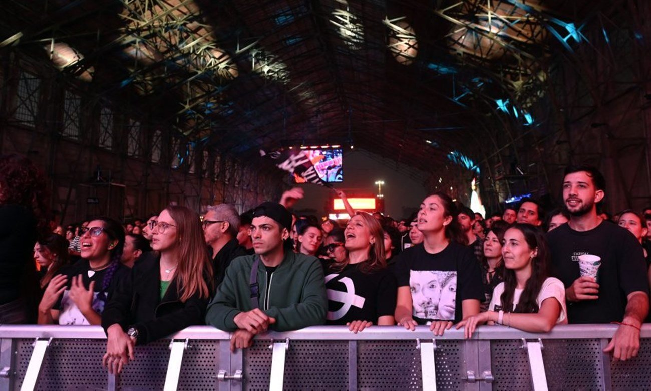 Público multitudinario disfrutando de shows en vivo durante el Festival Tribus en Santa Fe, uno de los eventos musicales más convocantes de la ciudad (foto de archivo).