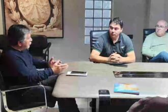 Representantes sindicales y trabajadores municipales participaron de una reunión gremial en el marco del conflicto laboral en Sauce Viejo.