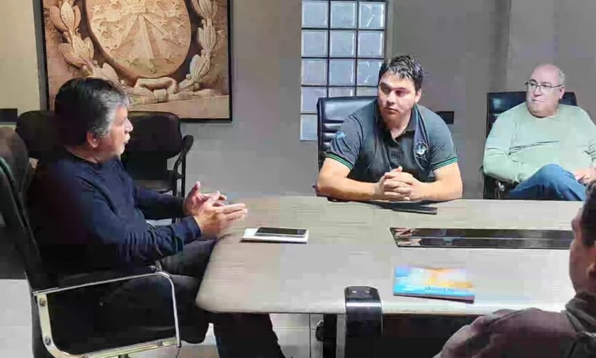 Representantes sindicales y trabajadores municipales participaron de una reunión gremial en el marco del conflicto laboral en Sauce Viejo.