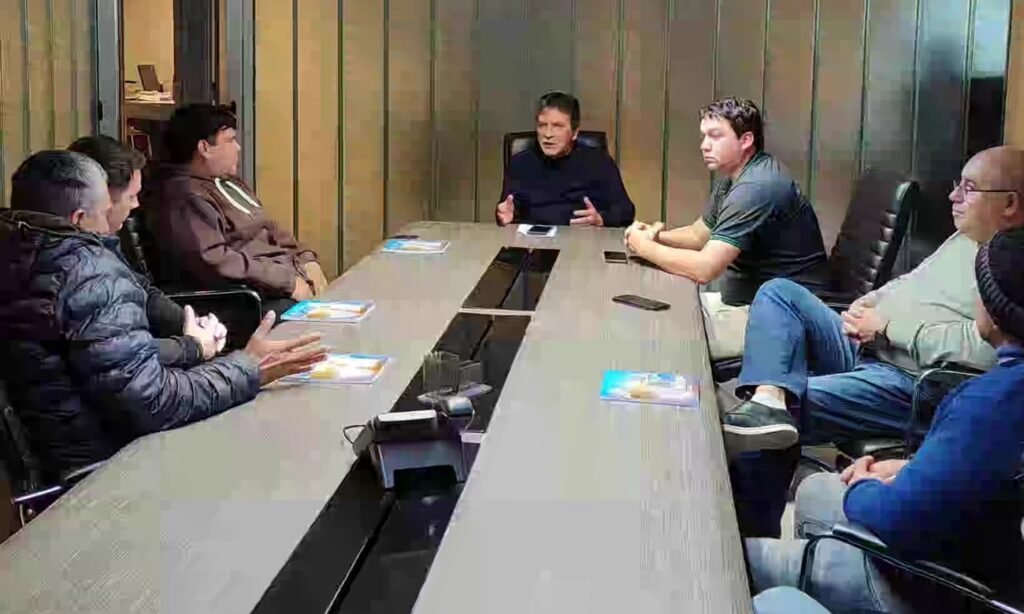 Representantes sindicales y trabajadores municipales participaron de una reunión gremial en el marco del conflicto laboral en Sauce Viejo.