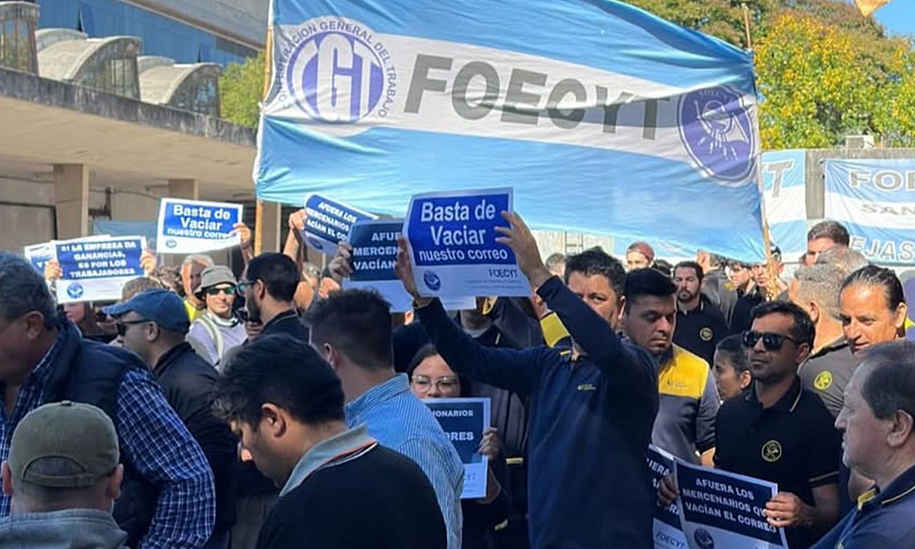 Trabajadores de Correo Argentino durante una movilización gremial en reclamo por la reincorporación de empleados despedidos. Foto de archivo.