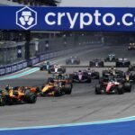 Monoplazas de Fórmula 1 giran sobre el trazado urbano del circuito de Miami durante una jornada oficial del campeonato mundial. Foto de archivo.