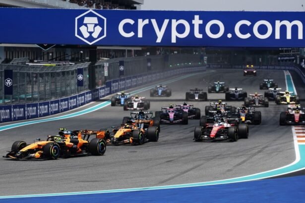 Monoplazas de Fórmula 1 giran sobre el trazado urbano del circuito de Miami durante una jornada oficial del campeonato mundial. Foto de archivo.