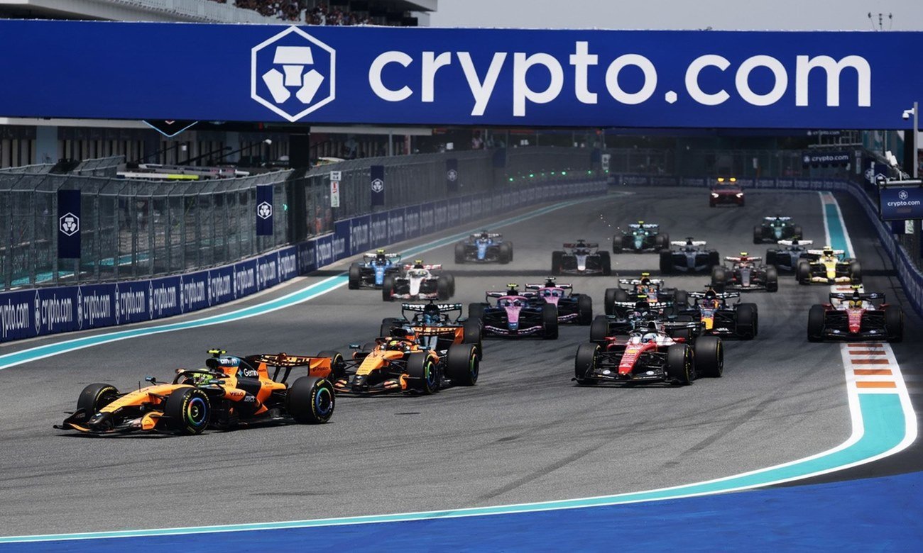 Monoplazas de Fórmula 1 giran sobre el trazado urbano del circuito de Miami durante una jornada oficial del campeonato mundial. Foto de archivo.
