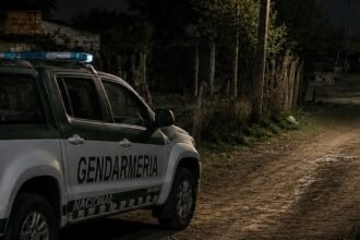 Móvil de Gendarmería Nacional durante un operativo de prevención y control en un barrio de la ciudad. Foto de archivo.