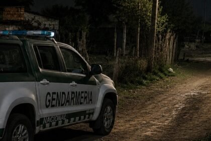 Móvil de Gendarmería Nacional durante un operativo de prevención y control en un barrio de la ciudad. Foto de archivo.