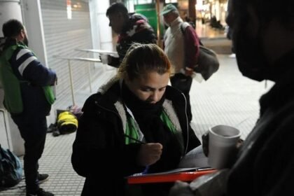 Operativos municipales de asistencia y acompañamiento a personas en situación de calle en distintos sectores de la ciudad. Foto de archivo.