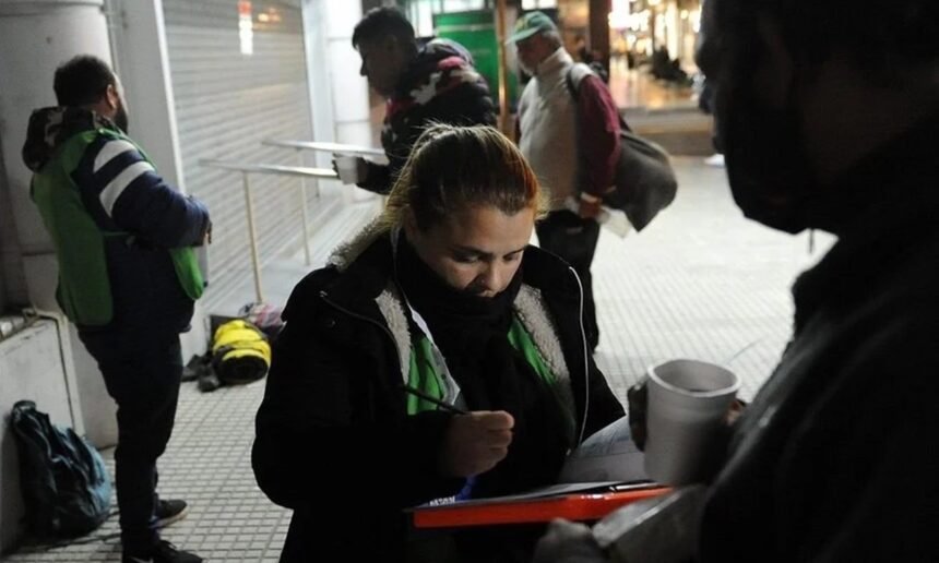 Operativos municipales de asistencia y acompañamiento a personas en situación de calle en distintos sectores de la ciudad. Foto de archivo.