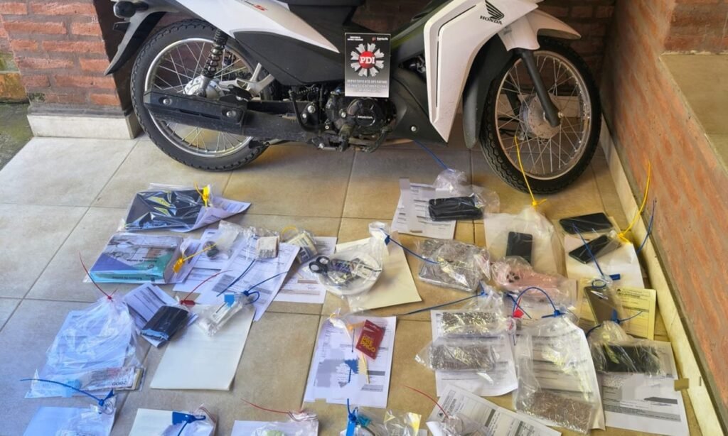 Elementos secuestrados durante los allanamientos realizados por la PDI en Helvecia en el marco de una investigación por microtráfico. Foto: prensa PDI.