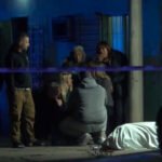Operativo policial y peritajes tras el ataque armado registrado frente a un supermercado de la zona oeste de Rosario.