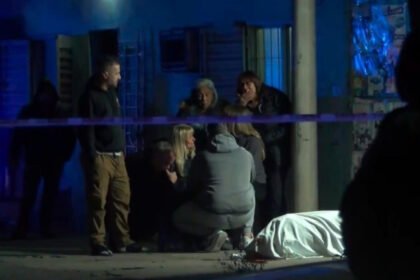 Operativo policial y peritajes tras el ataque armado registrado frente a un supermercado de la zona oeste de Rosario.