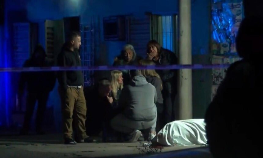 Operativo policial y peritajes tras el ataque armado registrado frente a un supermercado de la zona oeste de Rosario.