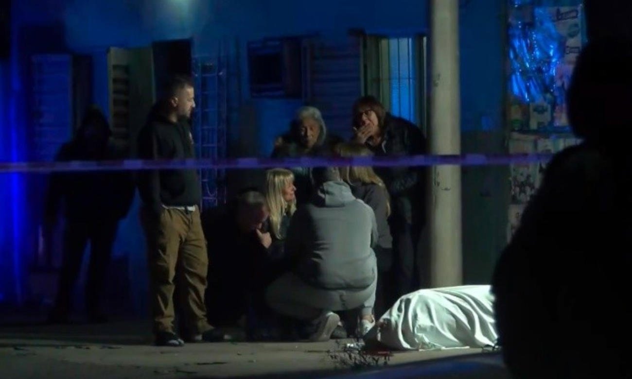 Operativo policial y peritajes tras el ataque armado registrado frente a un supermercado de la zona oeste de Rosario.