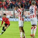 Maximiliano Gutiérrez ejecuta el tiro libre que terminaría en el segundo gol de Independiente ante Unión por la Copa Argentina en Rosario.