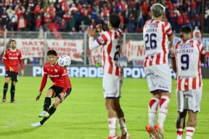Maximiliano Gutiérrez ejecuta el tiro libre que terminaría en el segundo gol de Independiente ante Unión por la Copa Argentina en Rosario.