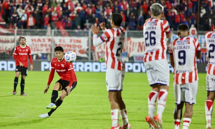 Maximiliano Gutiérrez ejecuta el tiro libre que terminaría en el segundo gol de Independiente ante Unión por la Copa Argentina en Rosario.