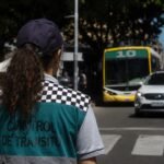 Inspectora de tránsito de la Municipalidad de Santa Fe durante un operativo de control vehicular en la vía pública. Foto de archivo