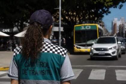 Inspectora de tránsito de la Municipalidad de Santa Fe durante un operativo de control vehicular en la vía pública. Foto de archivo