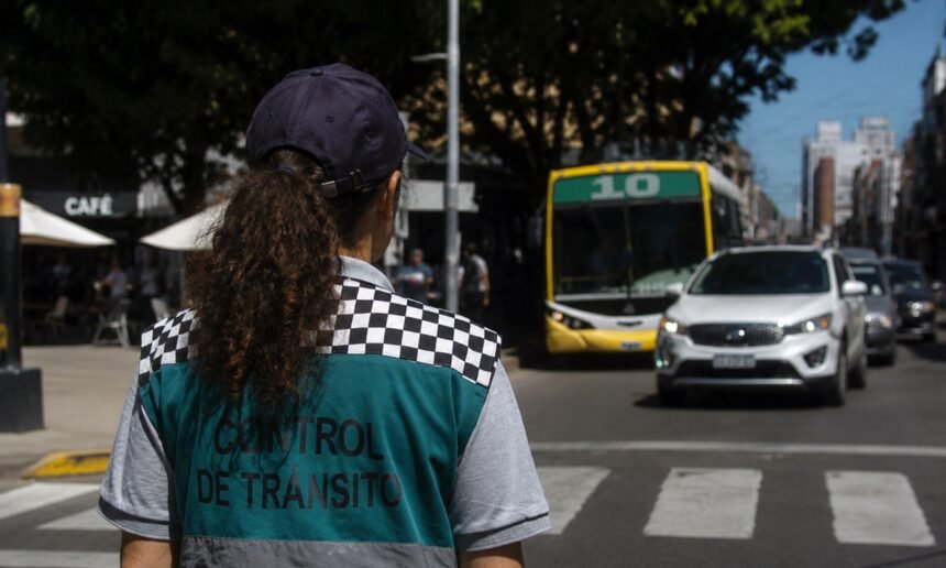 Inspectora de tránsito de la Municipalidad de Santa Fe durante un operativo de control vehicular en la vía pública. Foto de archivo