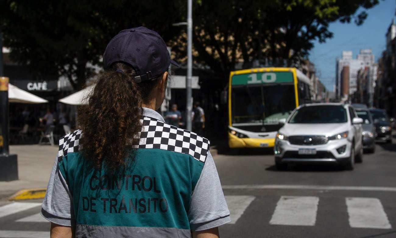 Inspectora de tránsito de la Municipalidad de Santa Fe durante un operativo de control vehicular en la vía pública. Foto de archivo