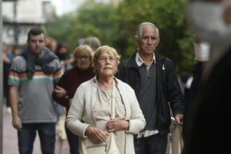 Adultos mayores realizan actividades diarias en un espacio público. Foto de archivo.