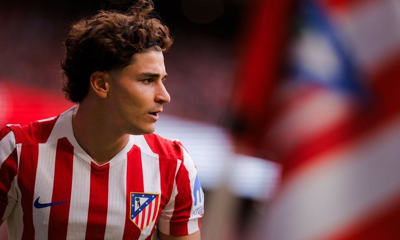 Julián Álvarez durante un partido oficial con la camiseta del Atlético de Madrid. Foto: archivo.