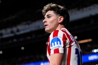 Julián Álvarez en acción con la camiseta del Atlético de Madrid durante un encuentro oficial. Foto de archivo.