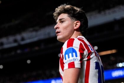 Julián Álvarez en acción con la camiseta del Atlético de Madrid durante un encuentro oficial. Foto de archivo.