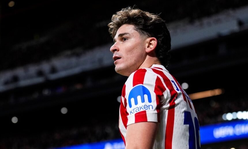 Julián Álvarez en acción con la camiseta del Atlético de Madrid durante un encuentro oficial. Foto de archivo.