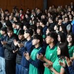 Estudiantes de nivel secundario durante el acto de promesa de lealtad a la Constitución Nacional en la ciudad de Santa Fe.
