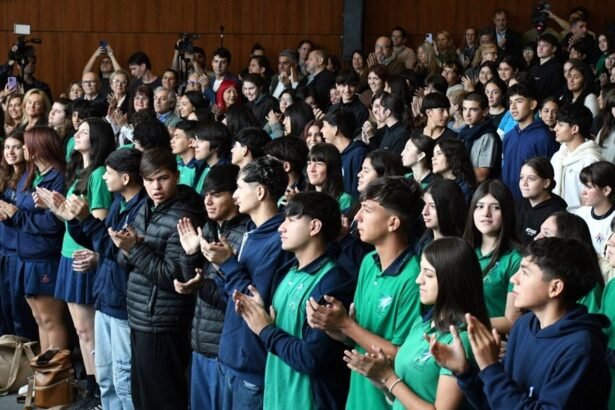 Estudiantes de nivel secundario durante el acto de promesa de lealtad a la Constitución Nacional en la ciudad de Santa Fe.