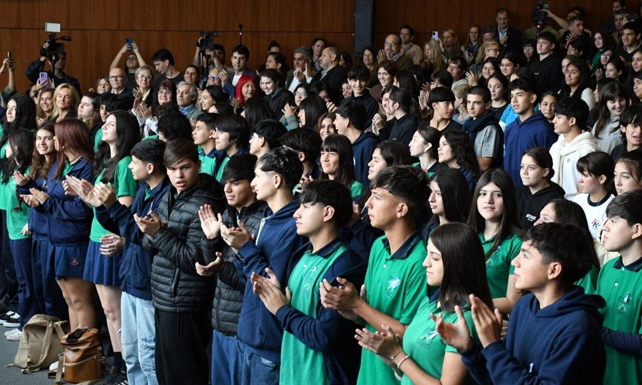 Estudiantes de nivel secundario durante el acto de promesa de lealtad a la Constitución Nacional en la ciudad de Santa Fe.