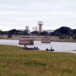 Trabajos de remoción de camalotes y embalsados en la Laguna Setúbal realizados por personal municipal y del Ejército Argentino.
