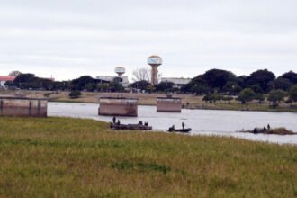 Trabajos de remoción de camalotes y embalsados en la Laguna Setúbal realizados por personal municipal y del Ejército Argentino.